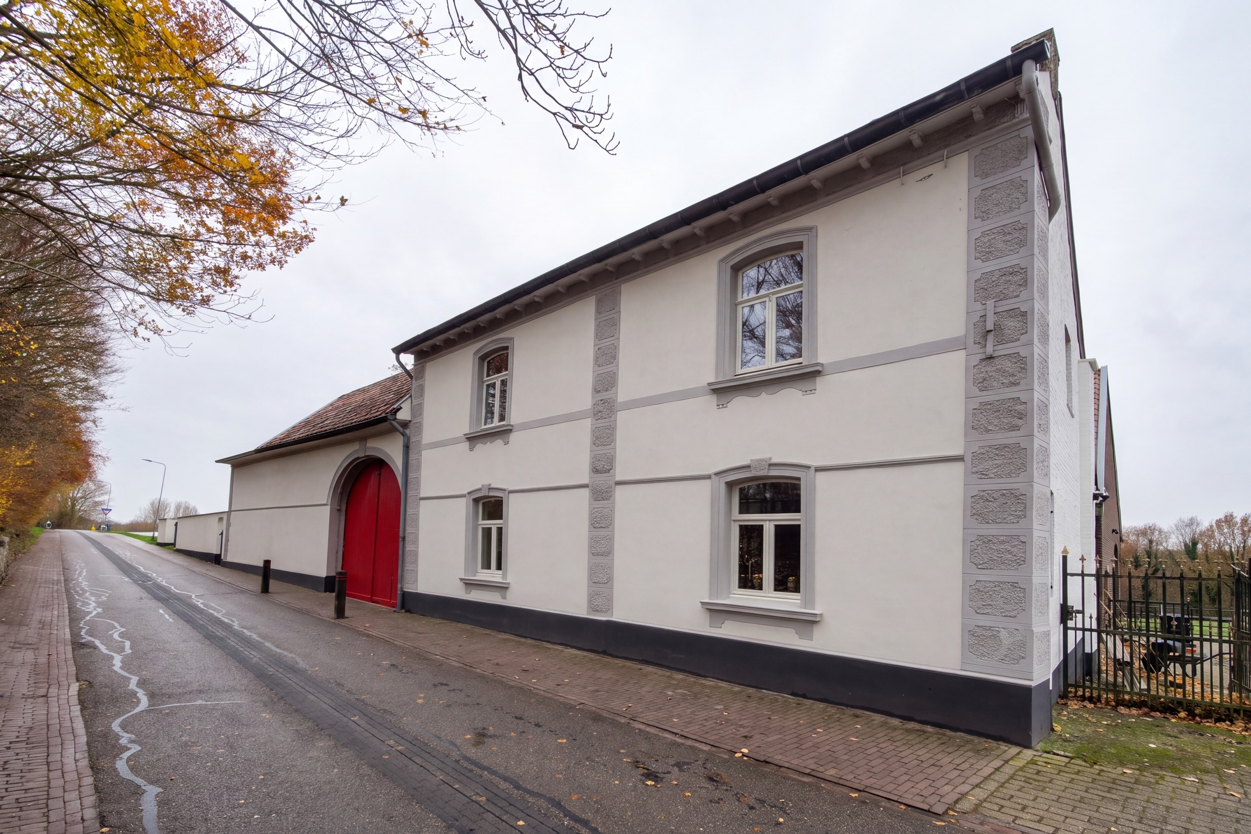 Gerenoveerde carréboerderij in Thull, Zuid-Limburg — wit gepleisterde gevel met originele sierstenen