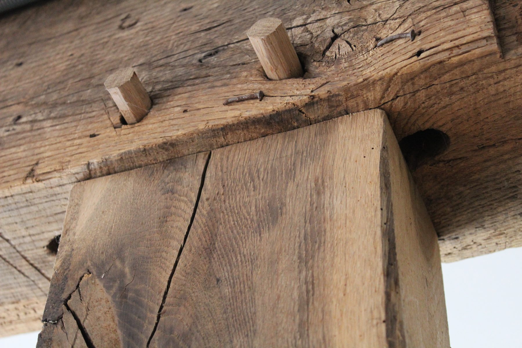 Detail kunradersteen muur met glazen pui en houten constructie